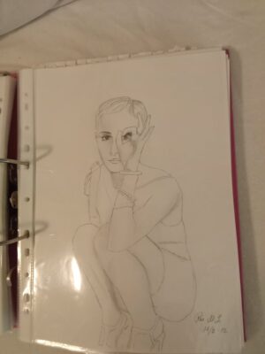 Tegning af Emma Watson, siddende og posererende med hånden for øjet.